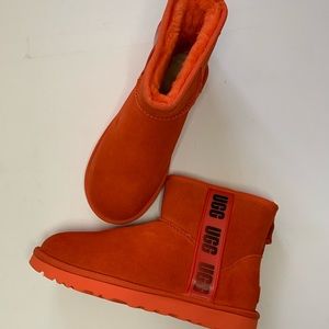 UGG WOMEN'S CLASSIC MINI SIDE LOGO LINED SHORT SUEDE BOOTS - ROUND TOE